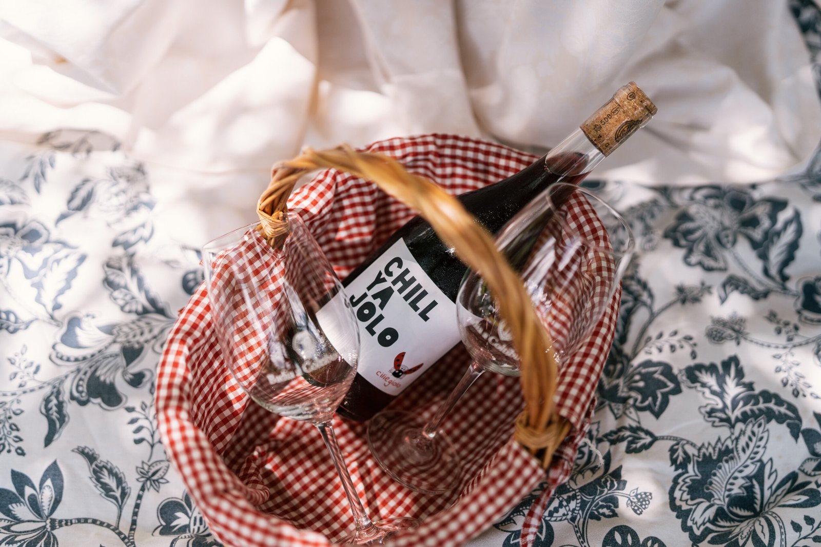 Couple sitting during Tuscany picnic proposal