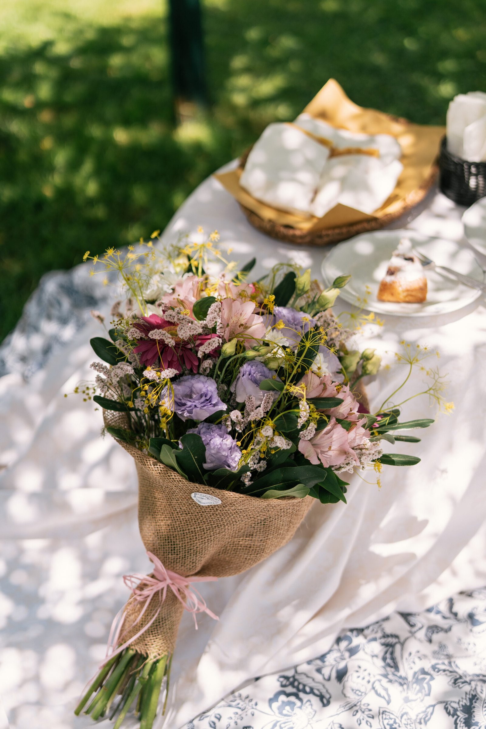 Laughter and joy during engagement picnic in Italy