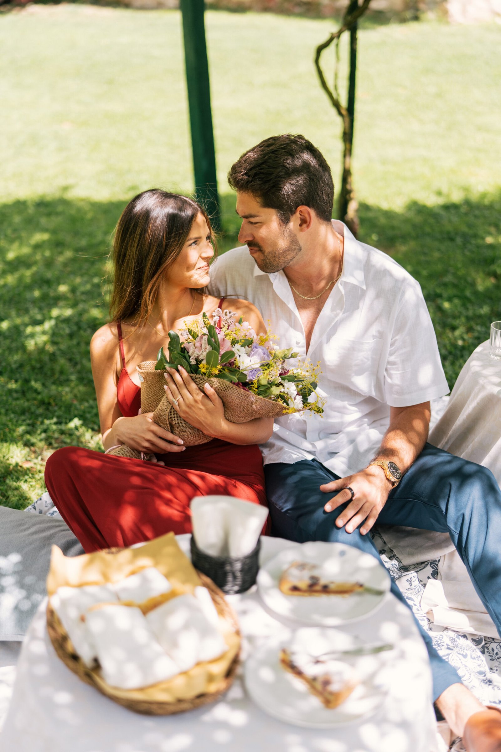 Romantic Tuscany engagement photography picnic