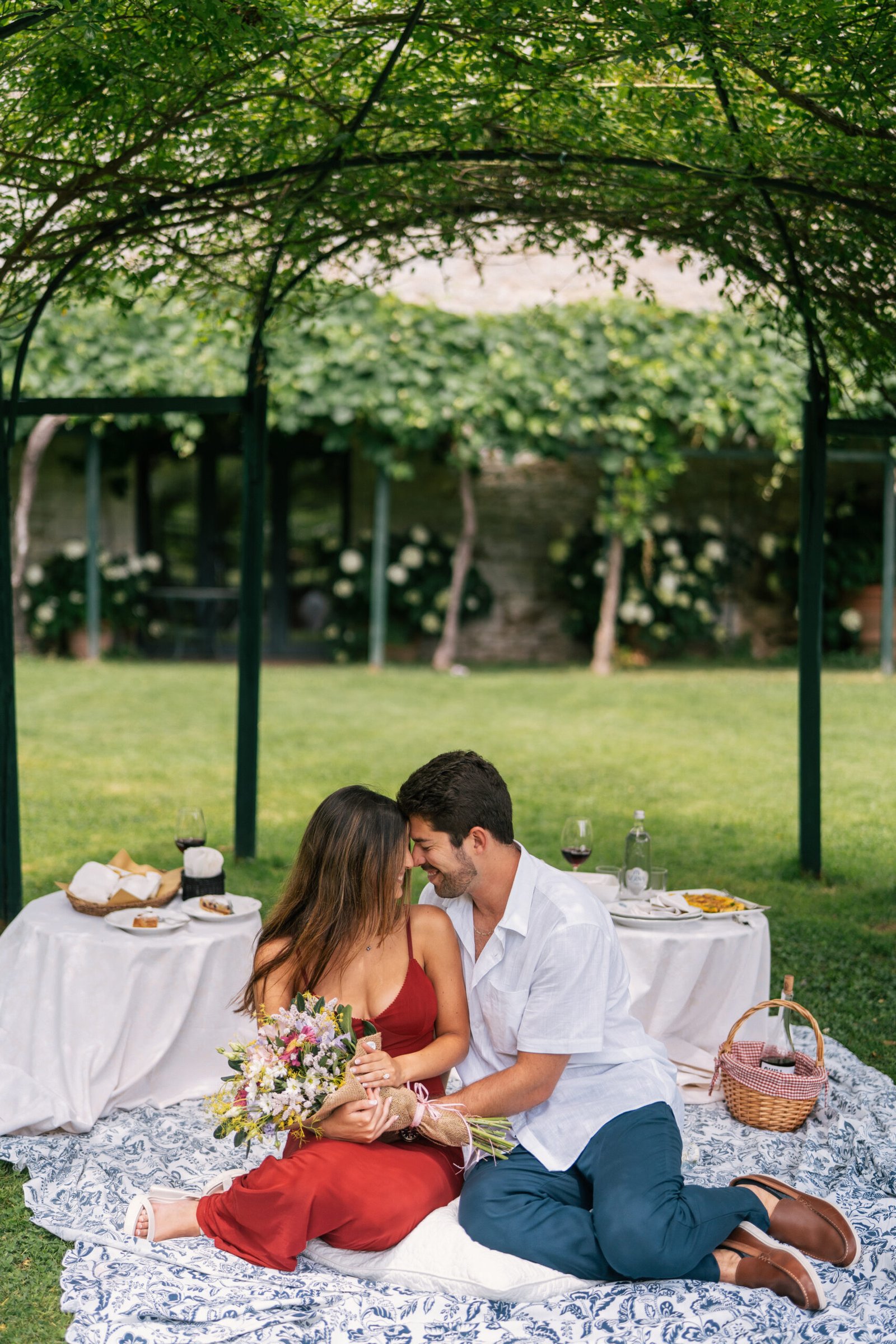 Candid embrace at the end of Tuscany engagement